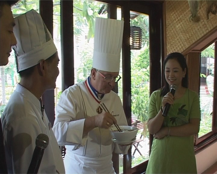 Các đầu bếp giới thiệu du khách món Bún cá lá Ninh Hòa - Ảnh Thành Huế