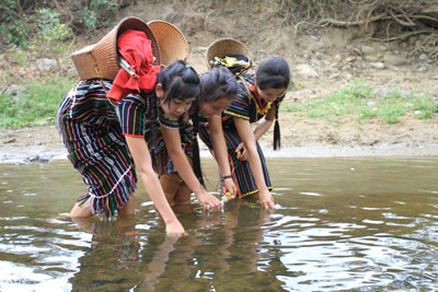 Các thiếu nữ trong buôn lấy nguồn nước sạch.