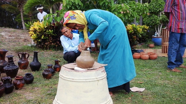 Nghề làm gốm thủ công còn lưu truyền từ làng nghề gốm Bầu Trúc nổi tiếng ở Ninh Thuận