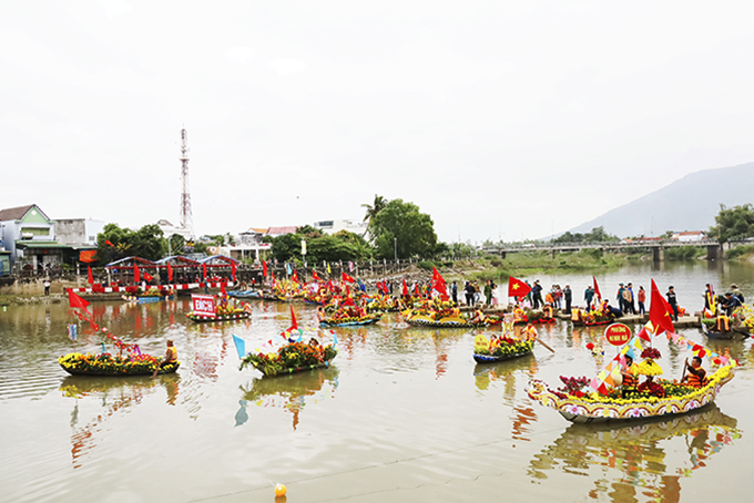  Những chiếc thuyền hoa bên bờ đập chị Trừ trên dòng sông Dinh.