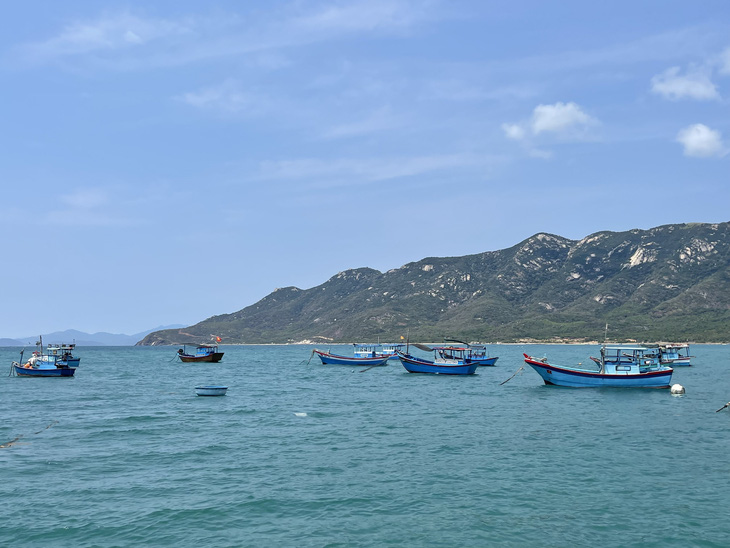 Về Ninh Vân có nhiều trải nghiệm thú vị như theo người dân câu, bắt hải sản - Ảnh: GIA HÂN