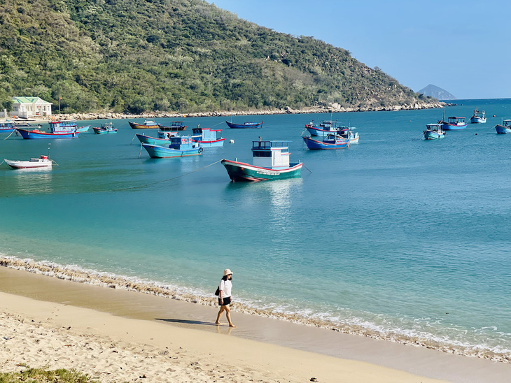 Bãi biển mang vẻ đẹp tự nhiên ở làng chài Ninh Vân - Ảnh: THIÊN LÊ